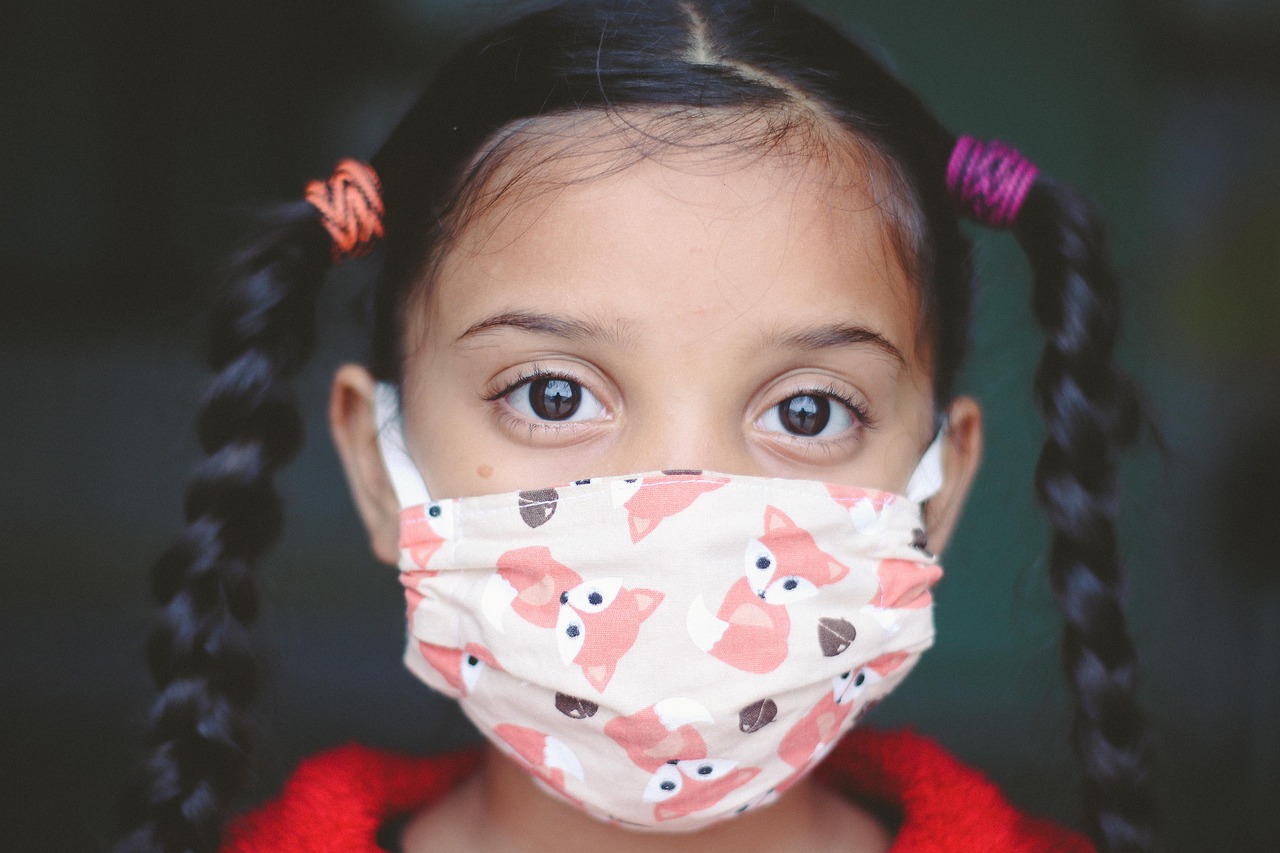 A child wearing mask to prevent herself from the Air polltion
