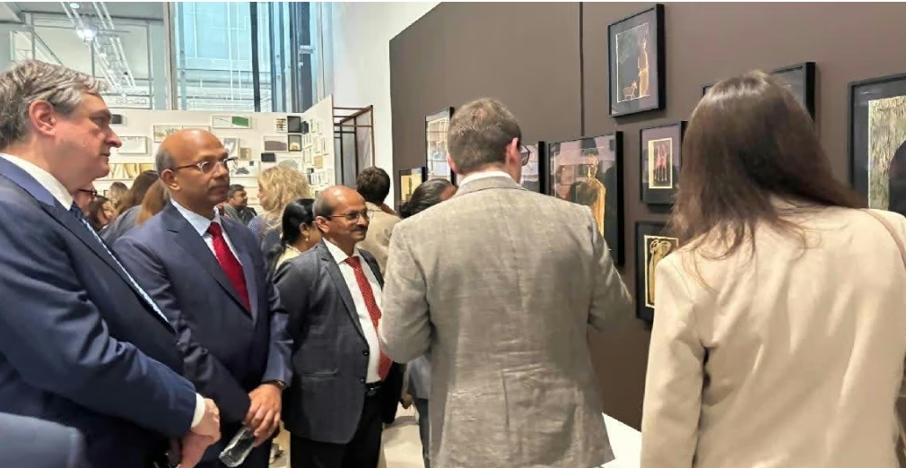 Huge crowd gathers at C2 Gallery in Moscow to participate at the exhibition (ETV Bharat)